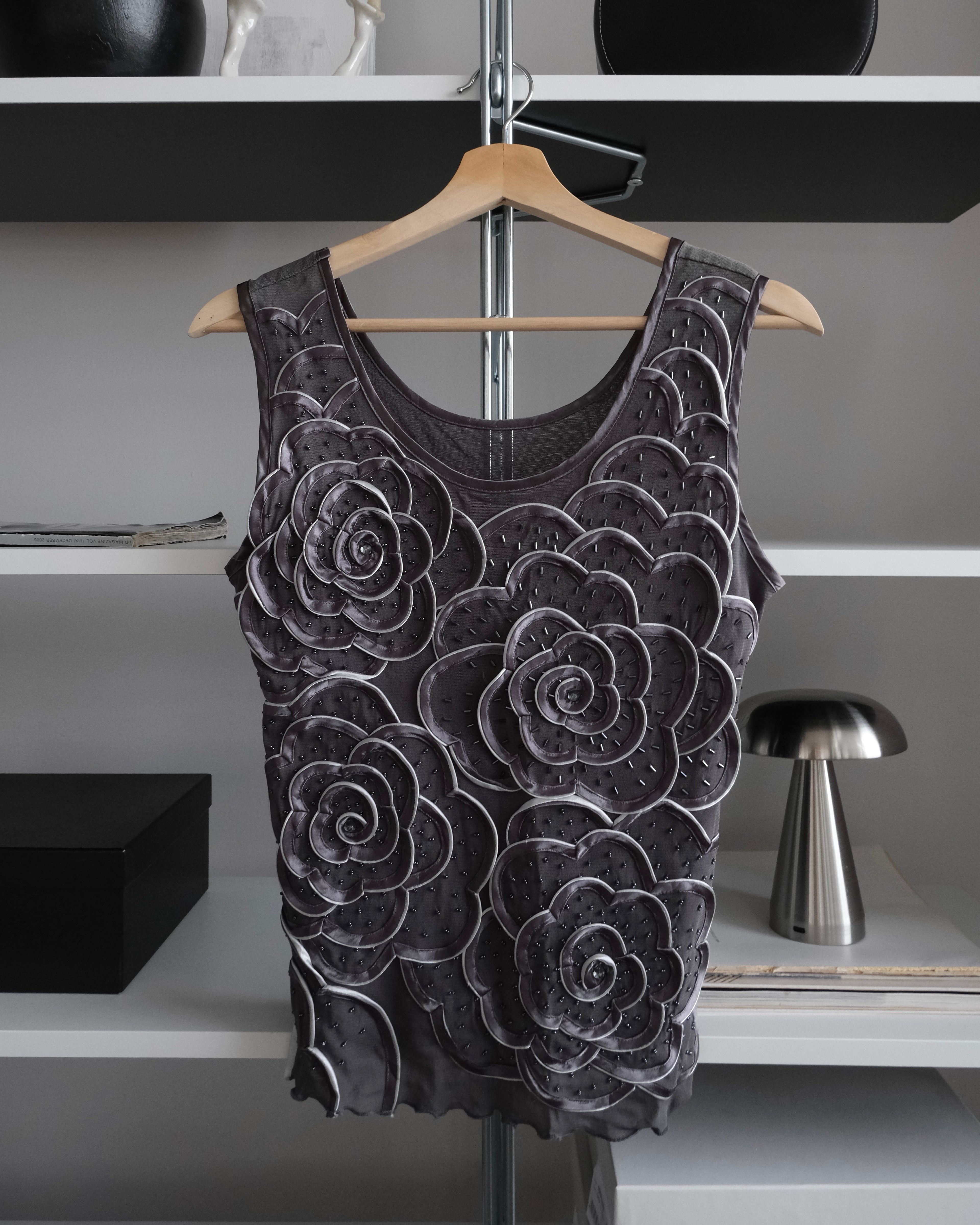 Çiçek İşlemeli Gri Bluz