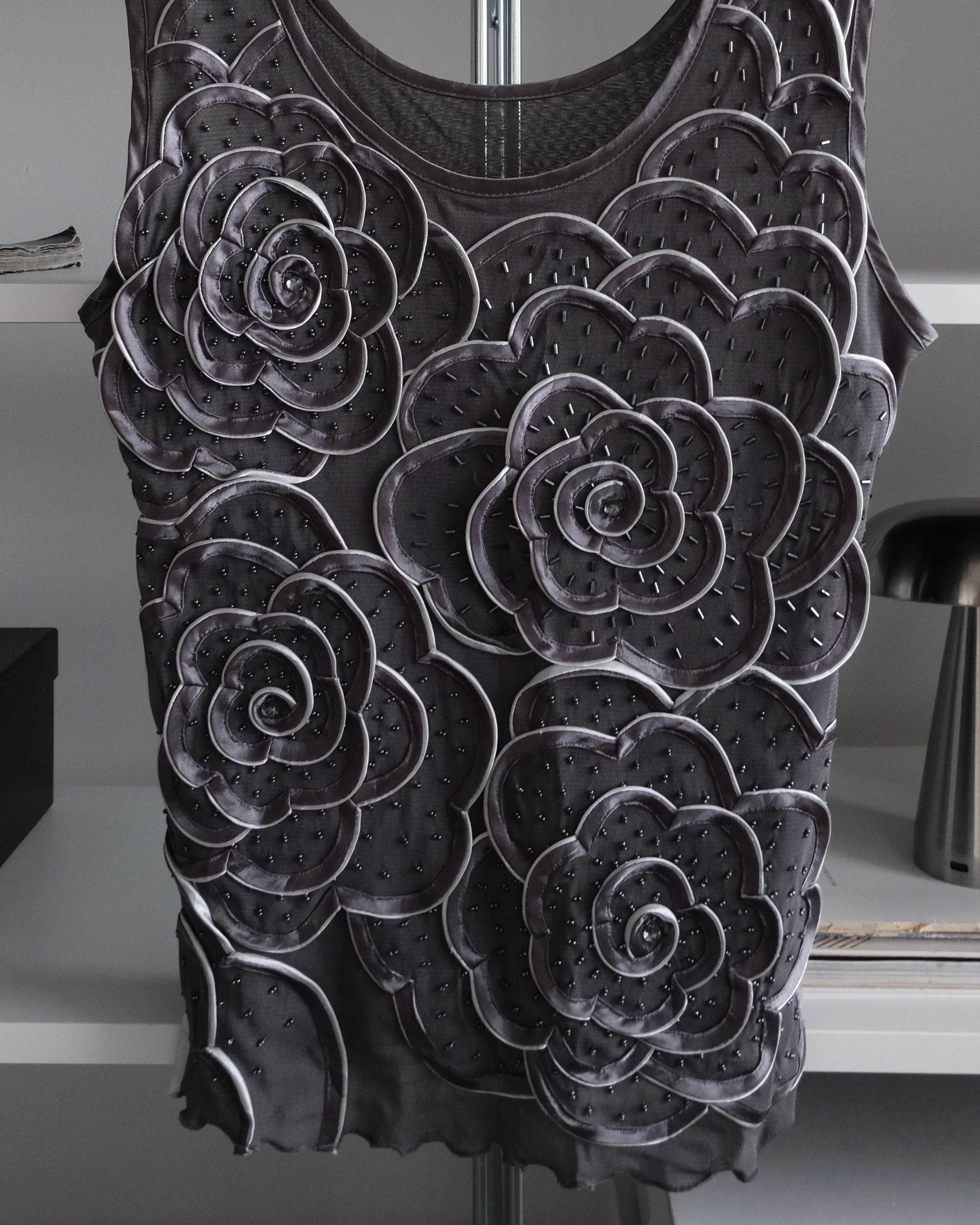 Çiçek İşlemeli Gri Bluz