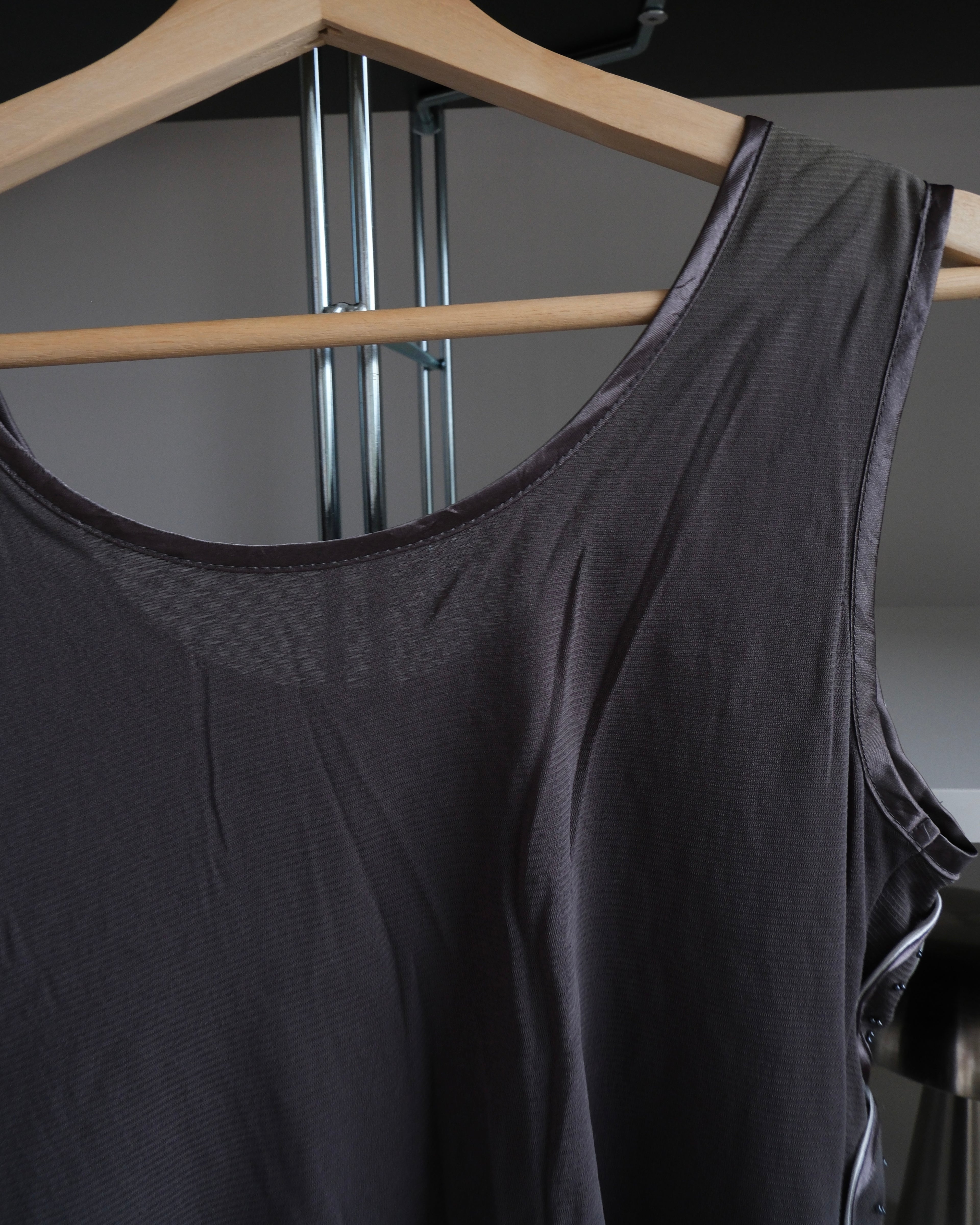 Çiçek İşlemeli Gri Bluz