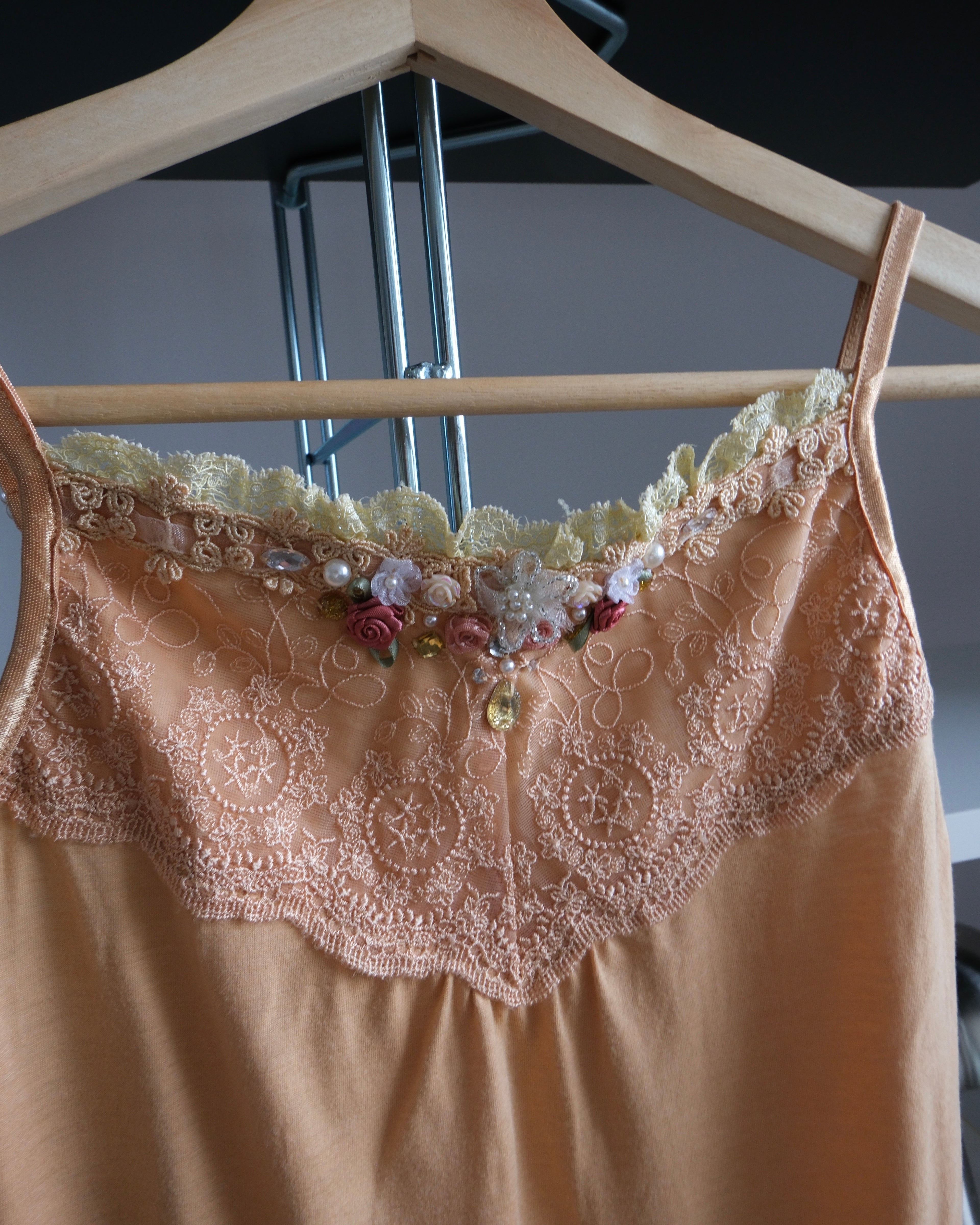 Çiçek Detaylı Askılı Bluz