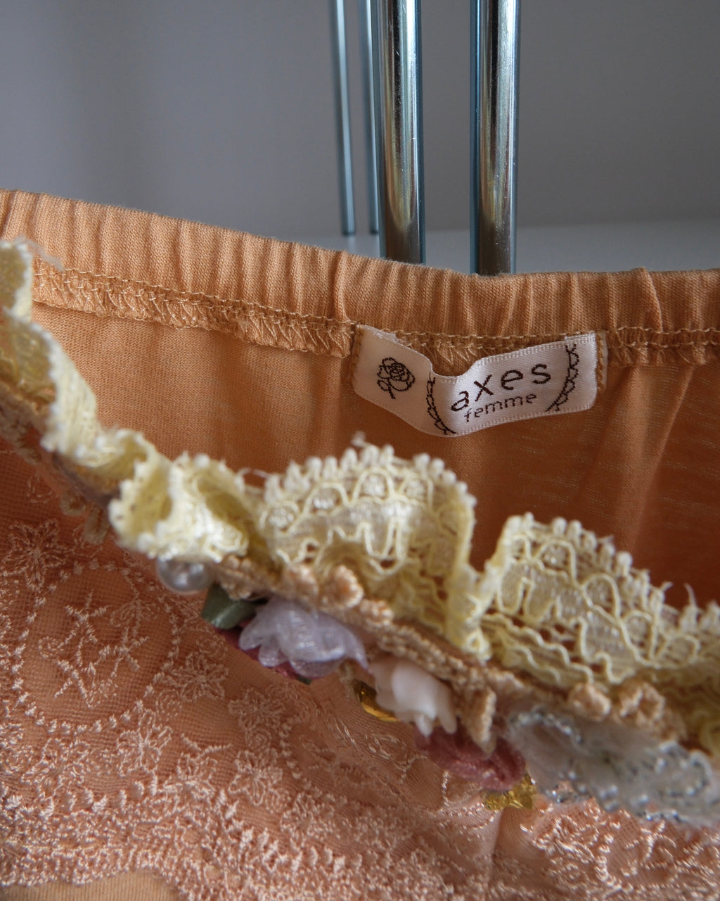 Flower Detailed Strapless Blouse