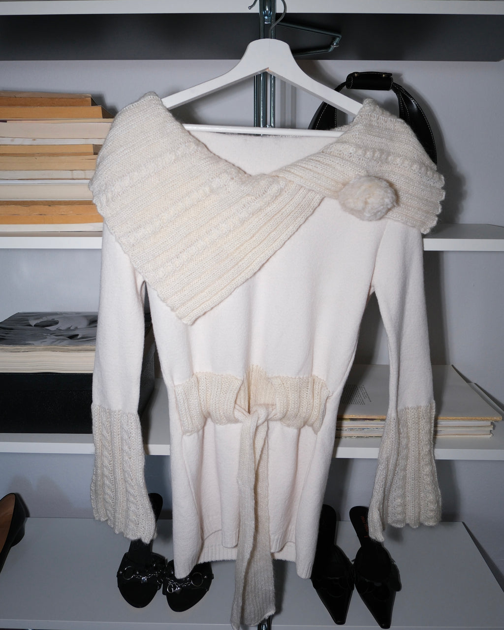 Yaka Detaylı Krem Kazak