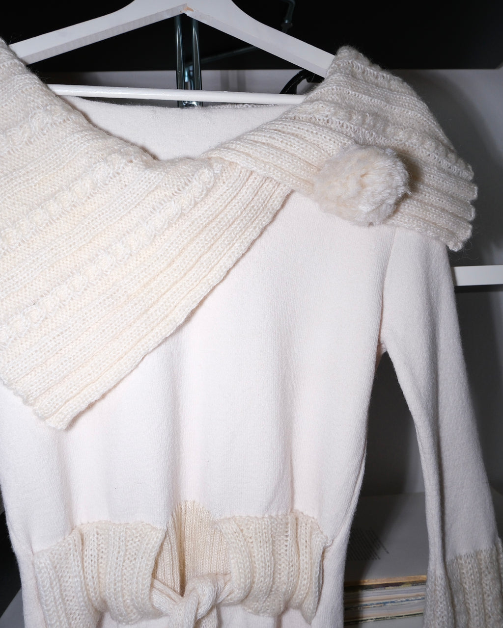 Yaka Detaylı Krem Kazak