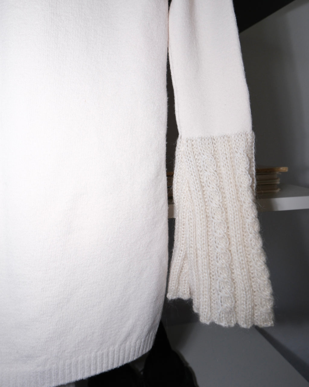 Yaka Detaylı Krem Kazak