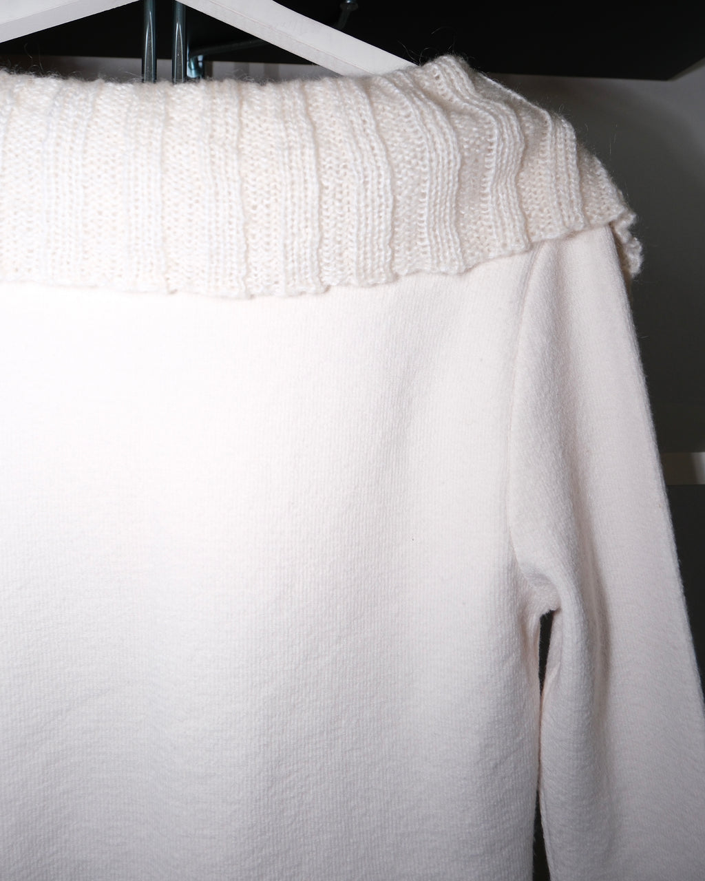 Yaka Detaylı Krem Kazak