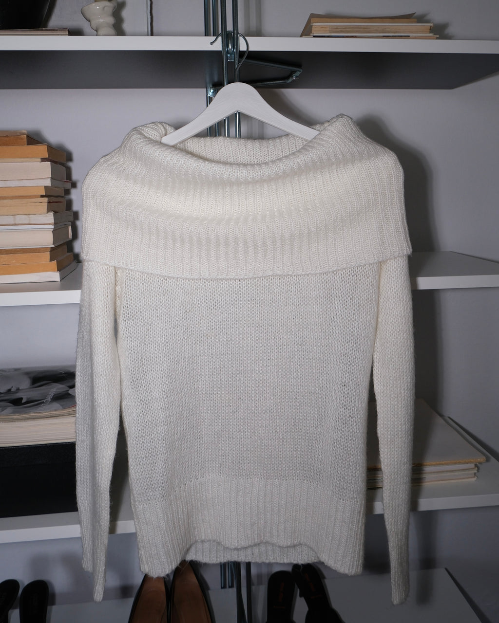 Düşük Omuzlu Krem Kazak