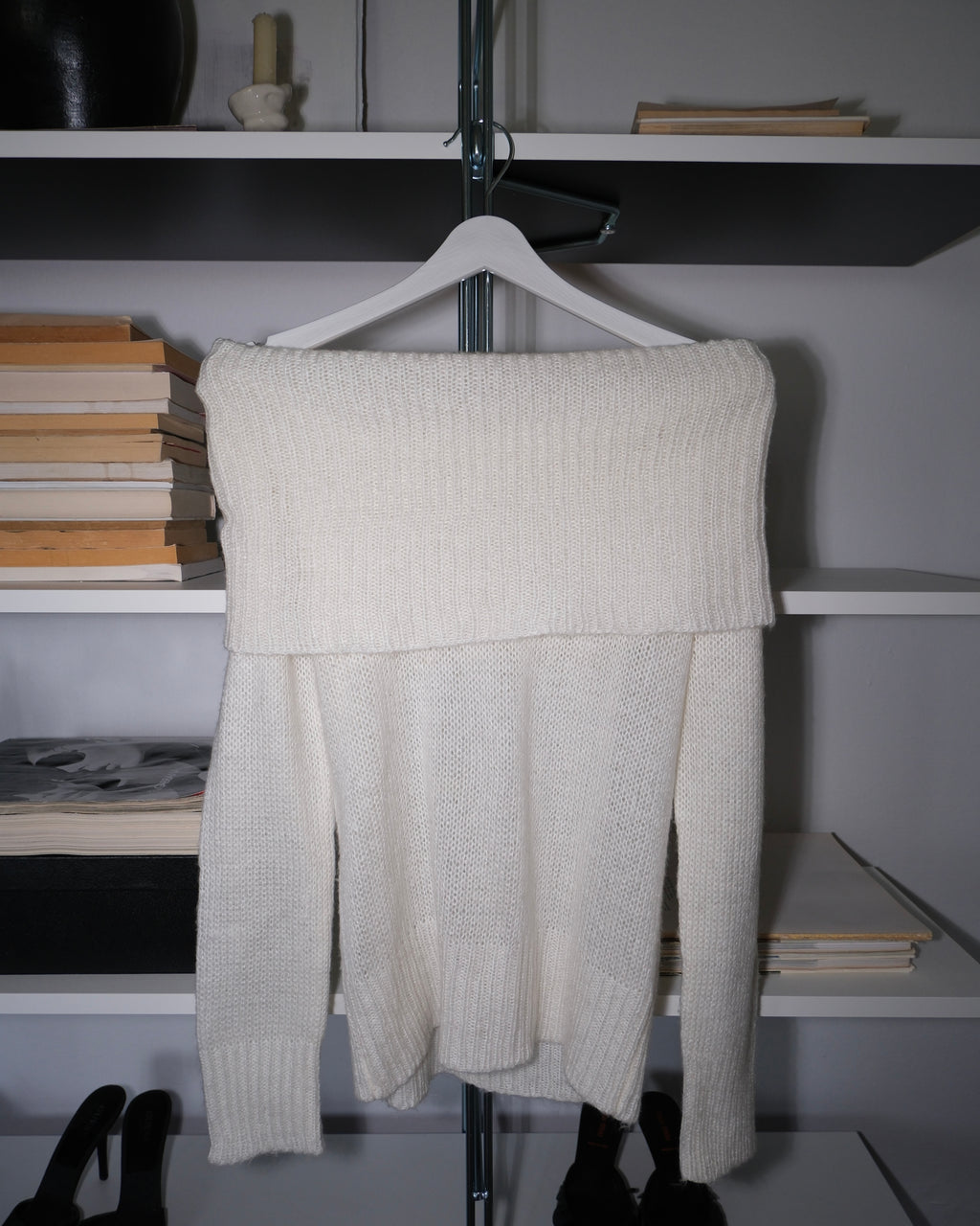 Düşük Omuzlu Krem Kazak