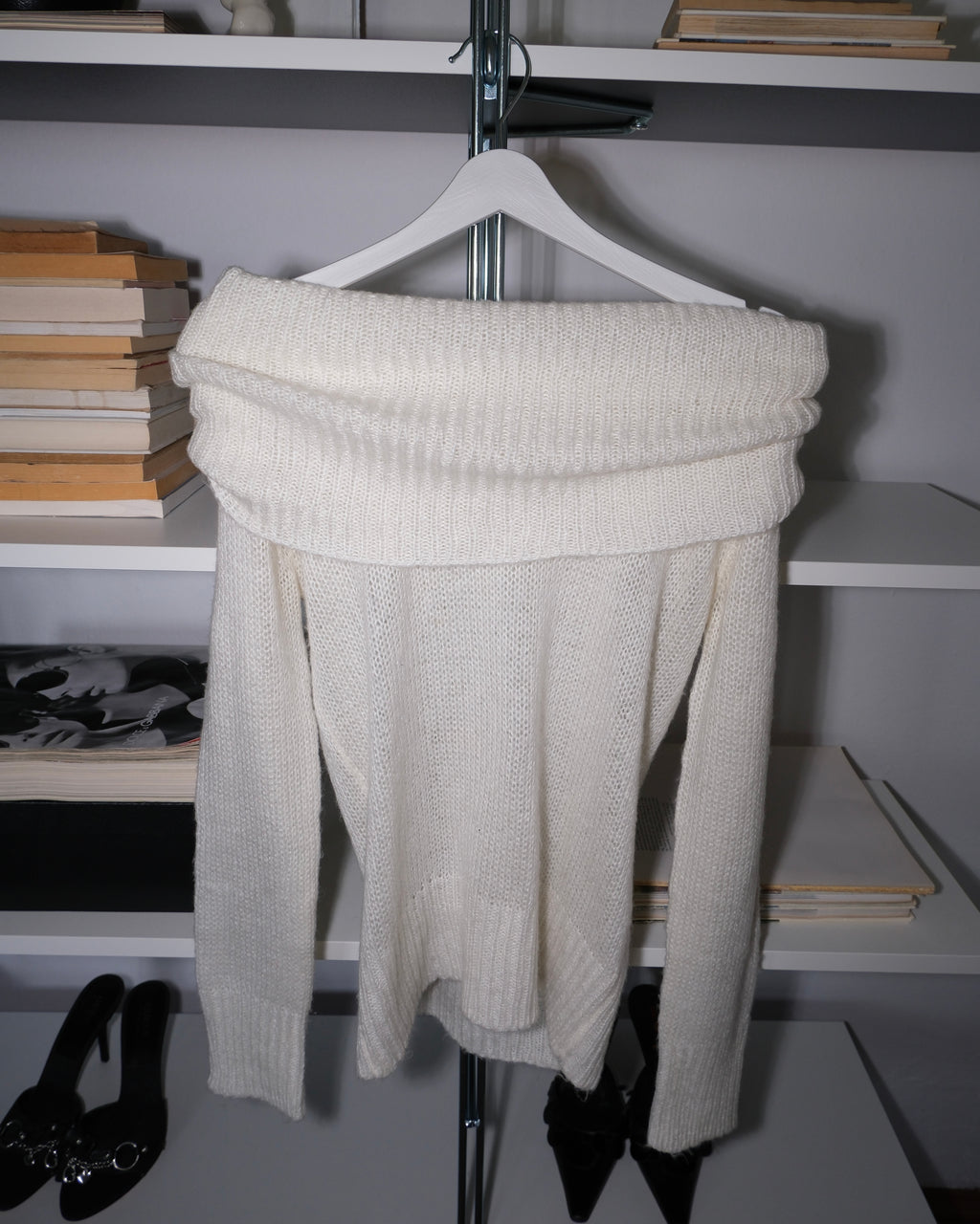 Düşük Omuzlu Krem Kazak