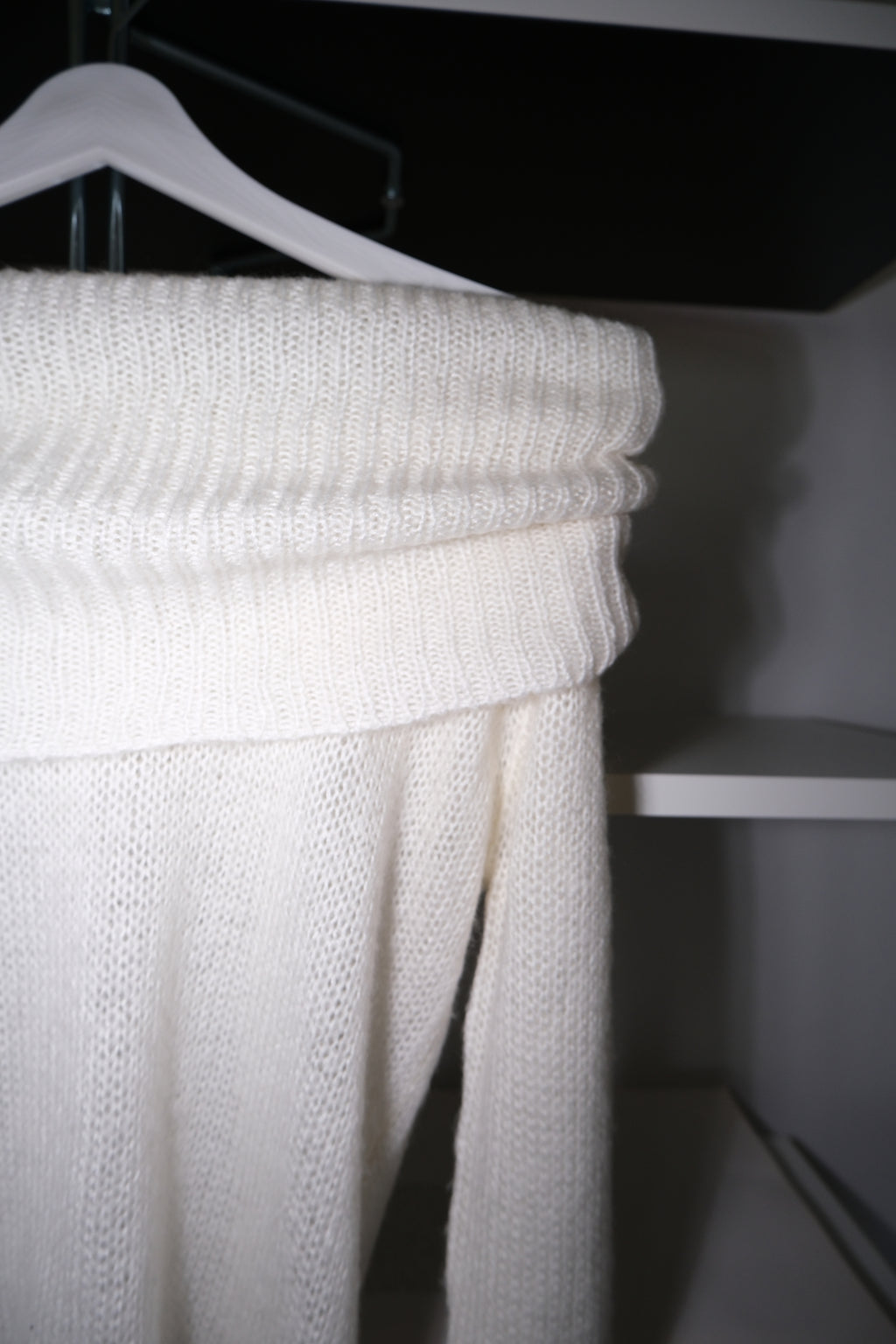 Düşük Omuzlu Krem Kazak