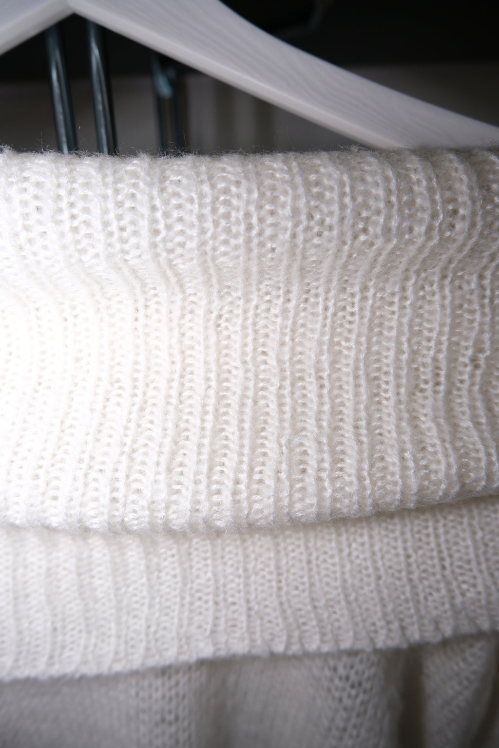 Düşük Omuzlu Krem Kazak