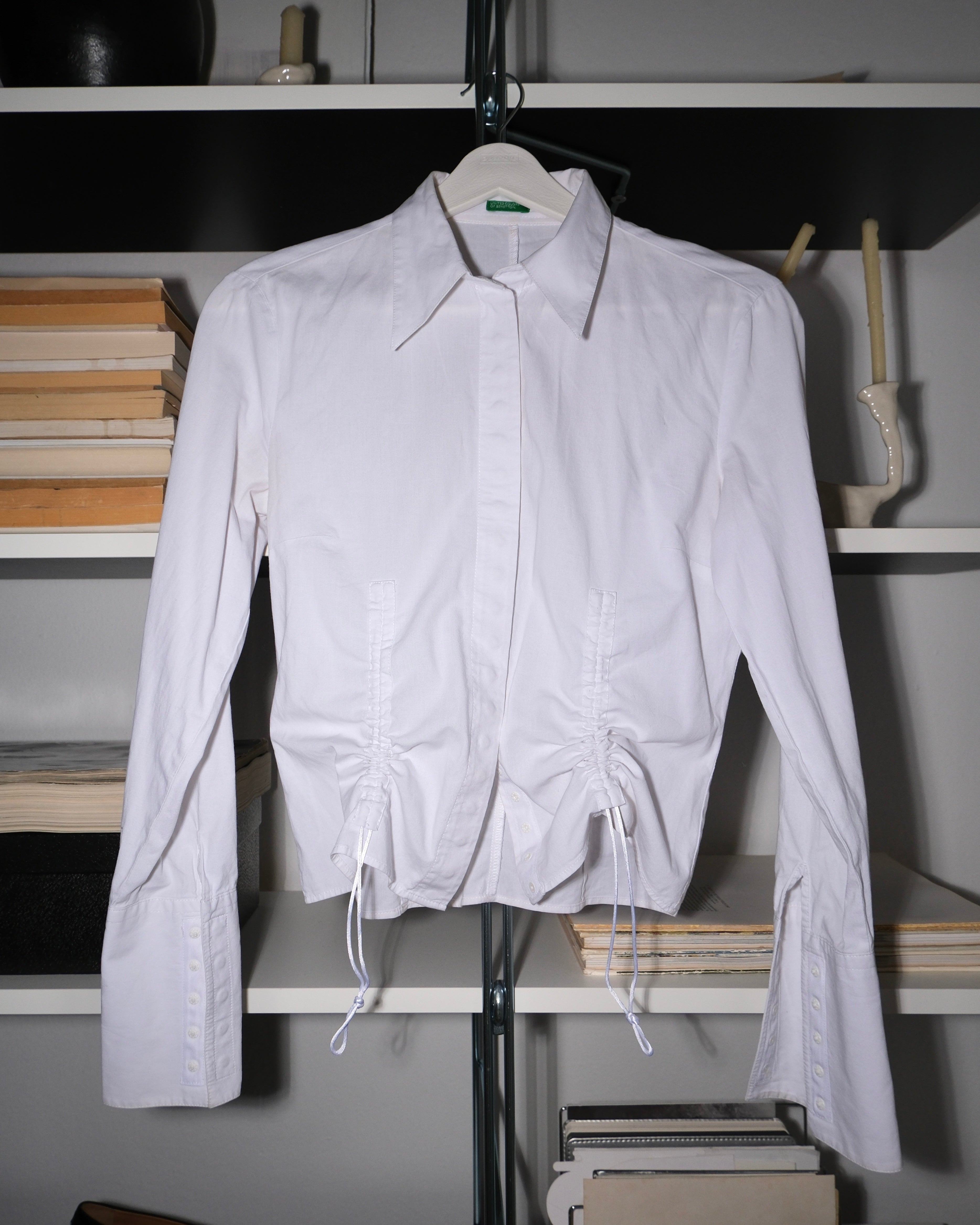 Büzgü Detaylı Beyaz Gömlek