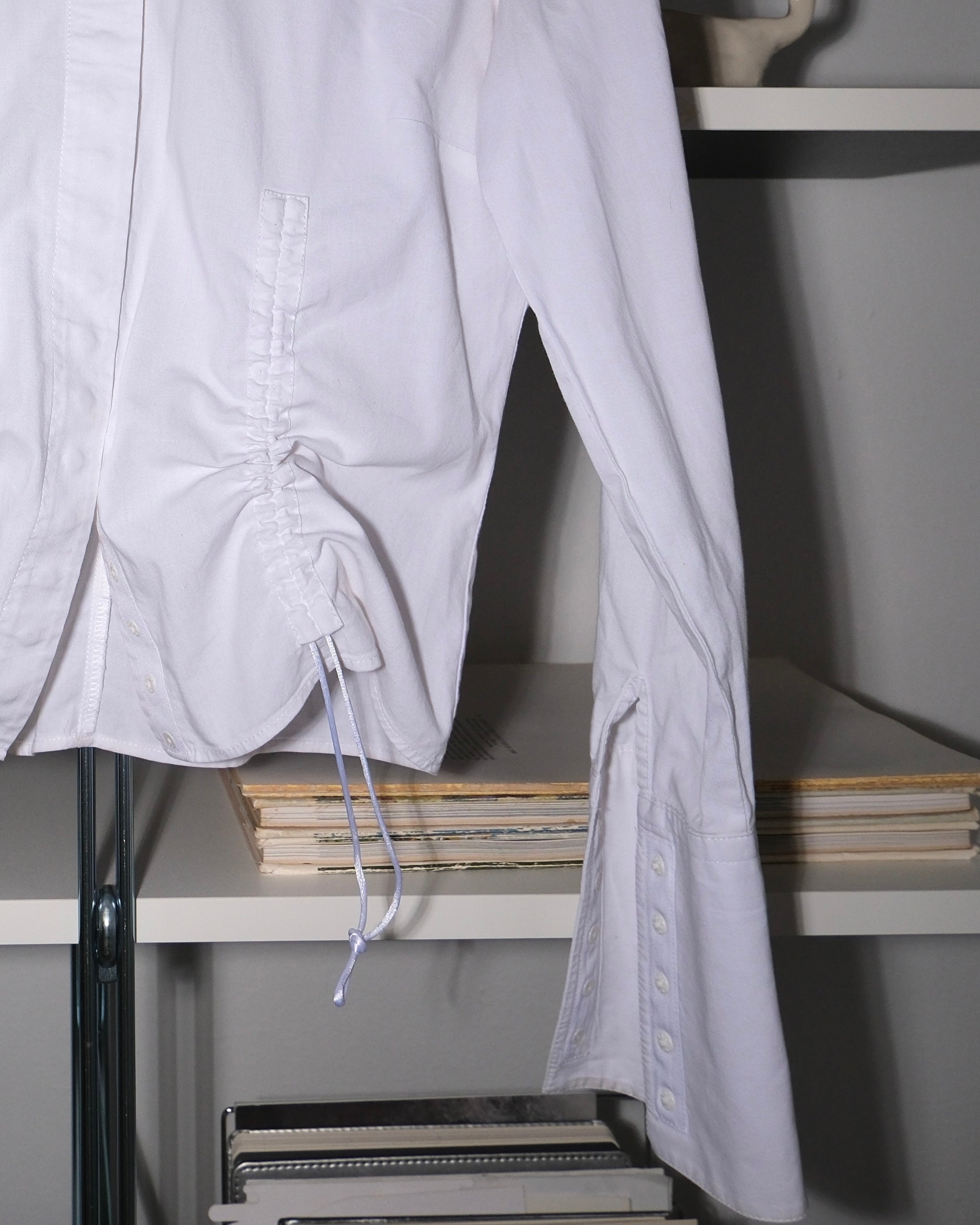 Büzgü Detaylı Beyaz Gömlek