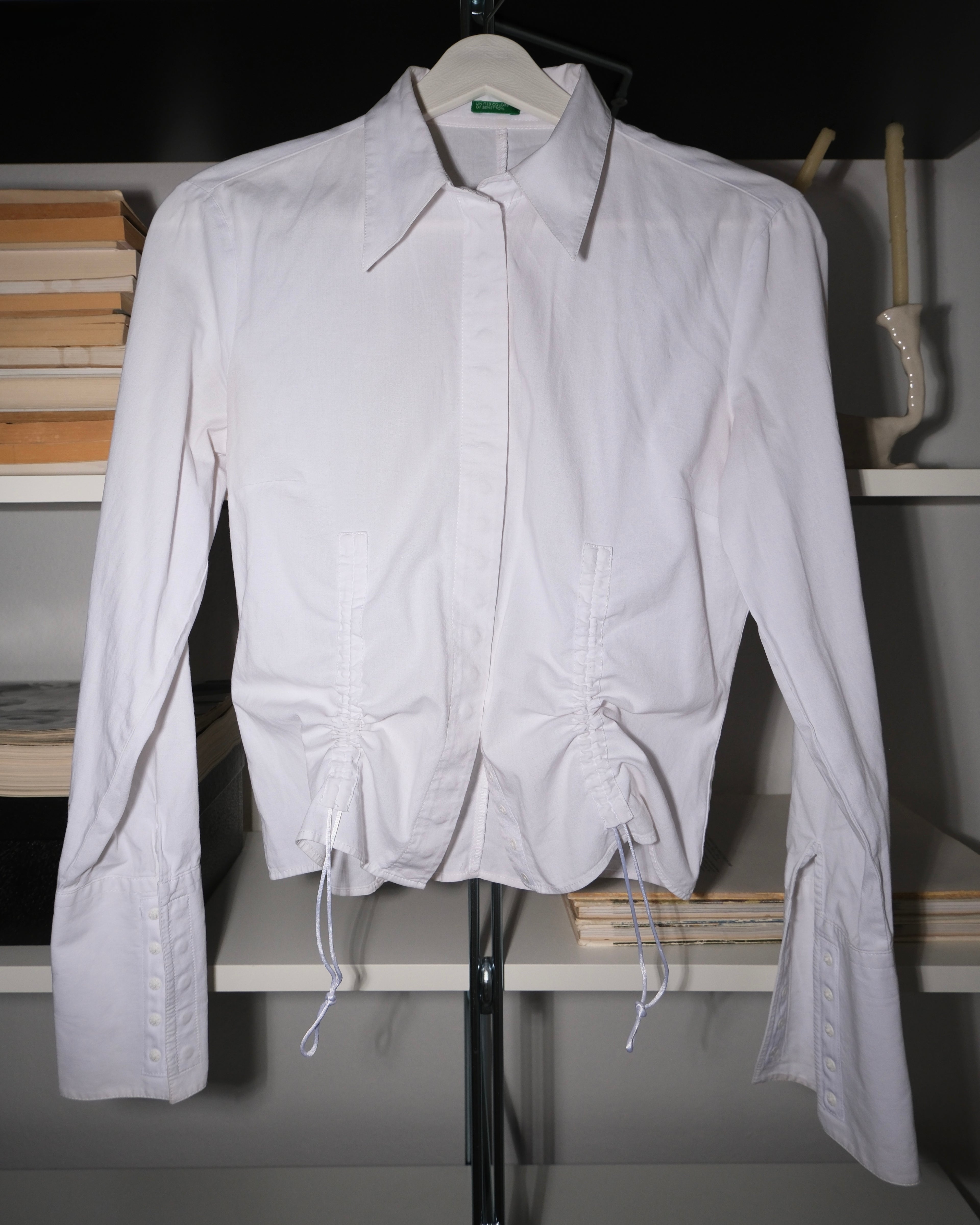 Büzgü Detaylı Beyaz Gömlek