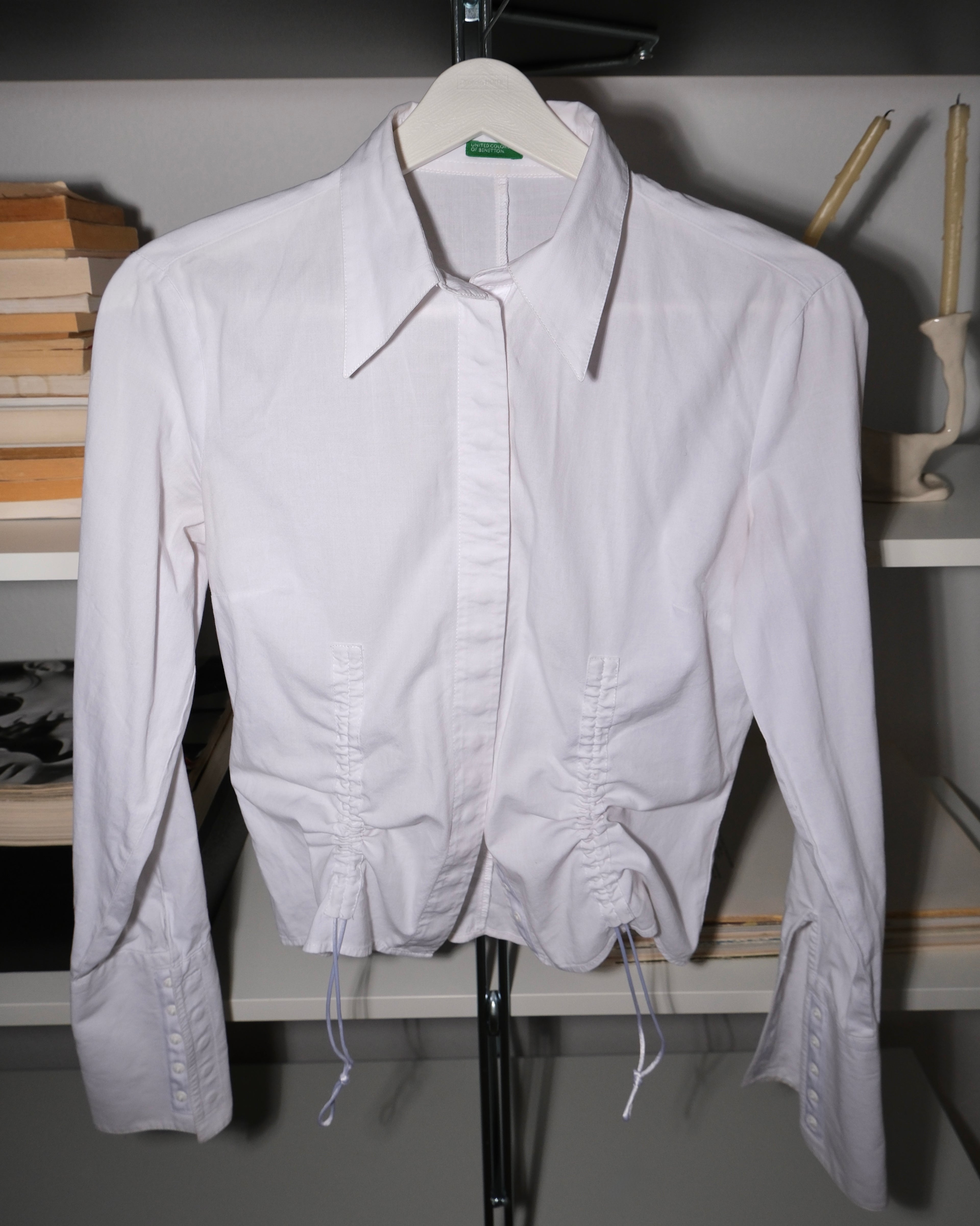 Büzgü Detaylı Beyaz Gömlek