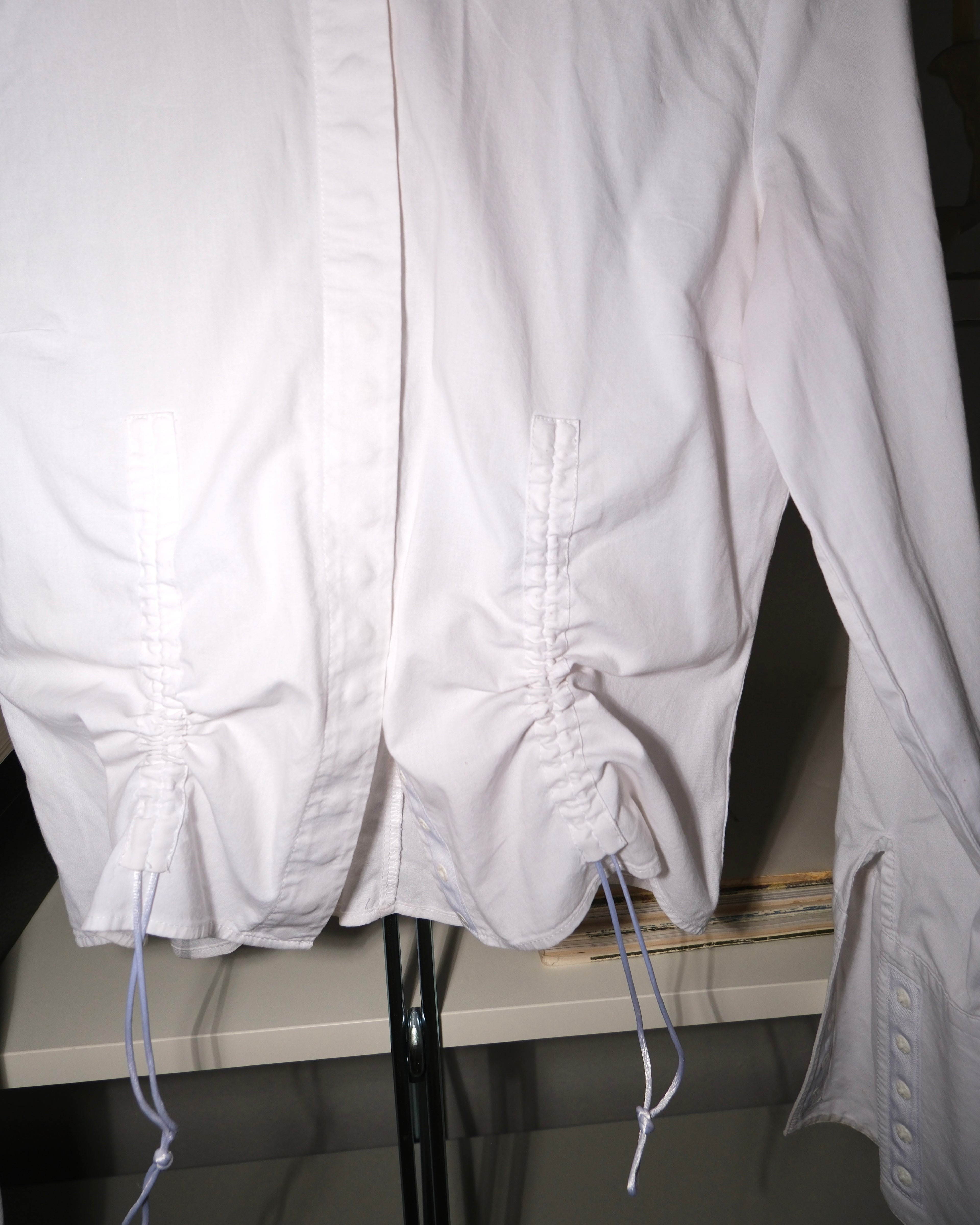 Büzgü Detaylı Beyaz Gömlek