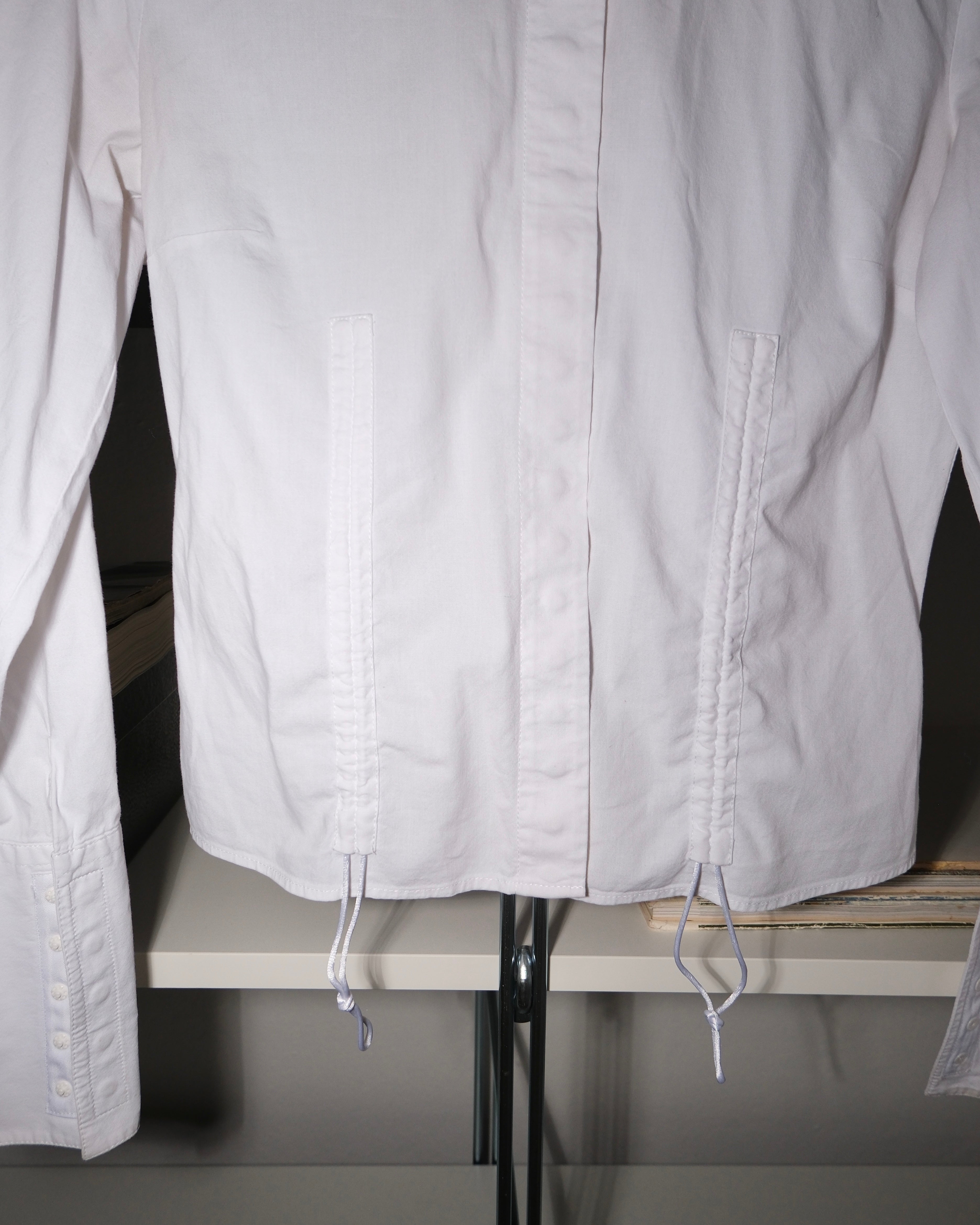 Büzgü Detaylı Beyaz Gömlek