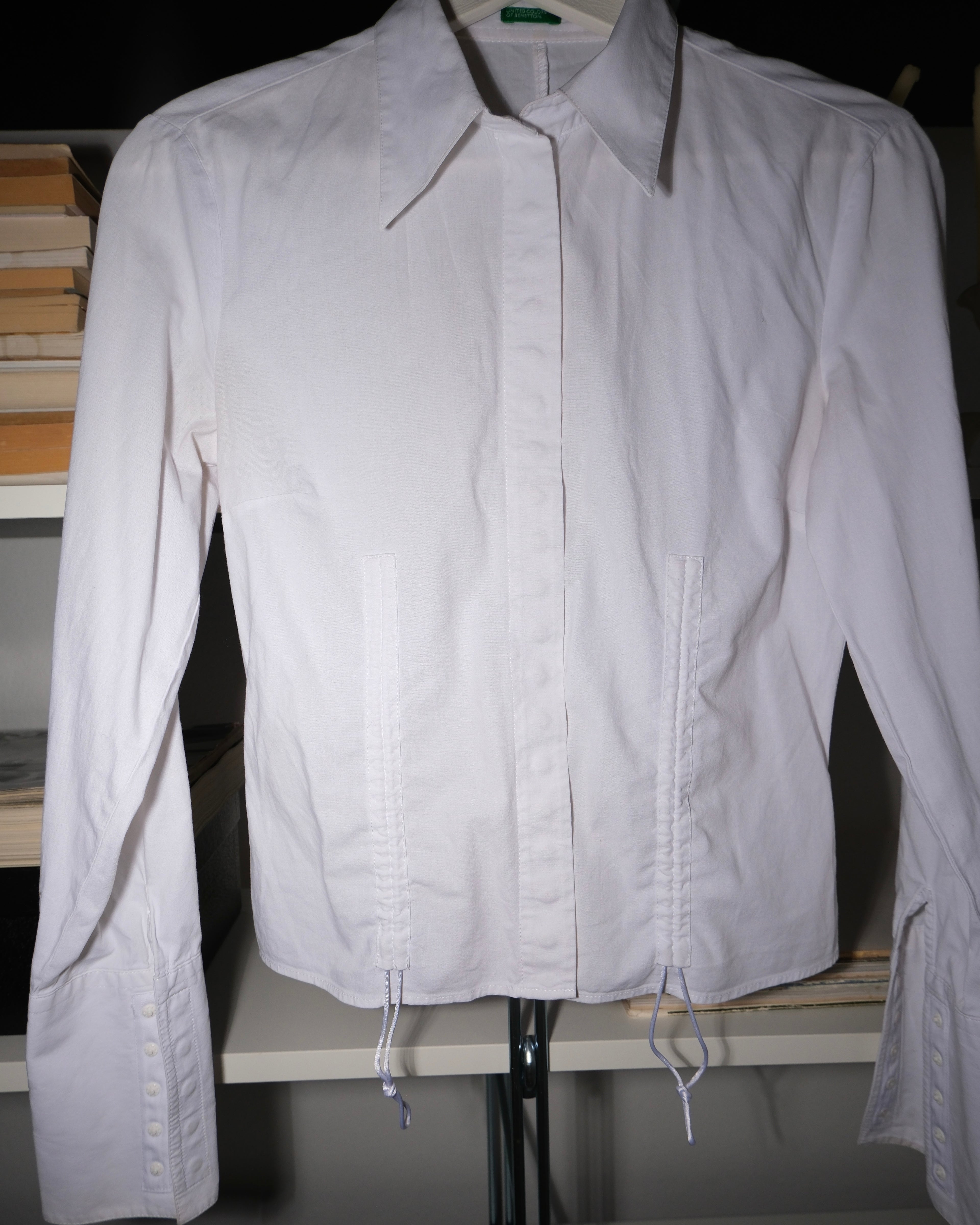 Büzgü Detaylı Beyaz Gömlek