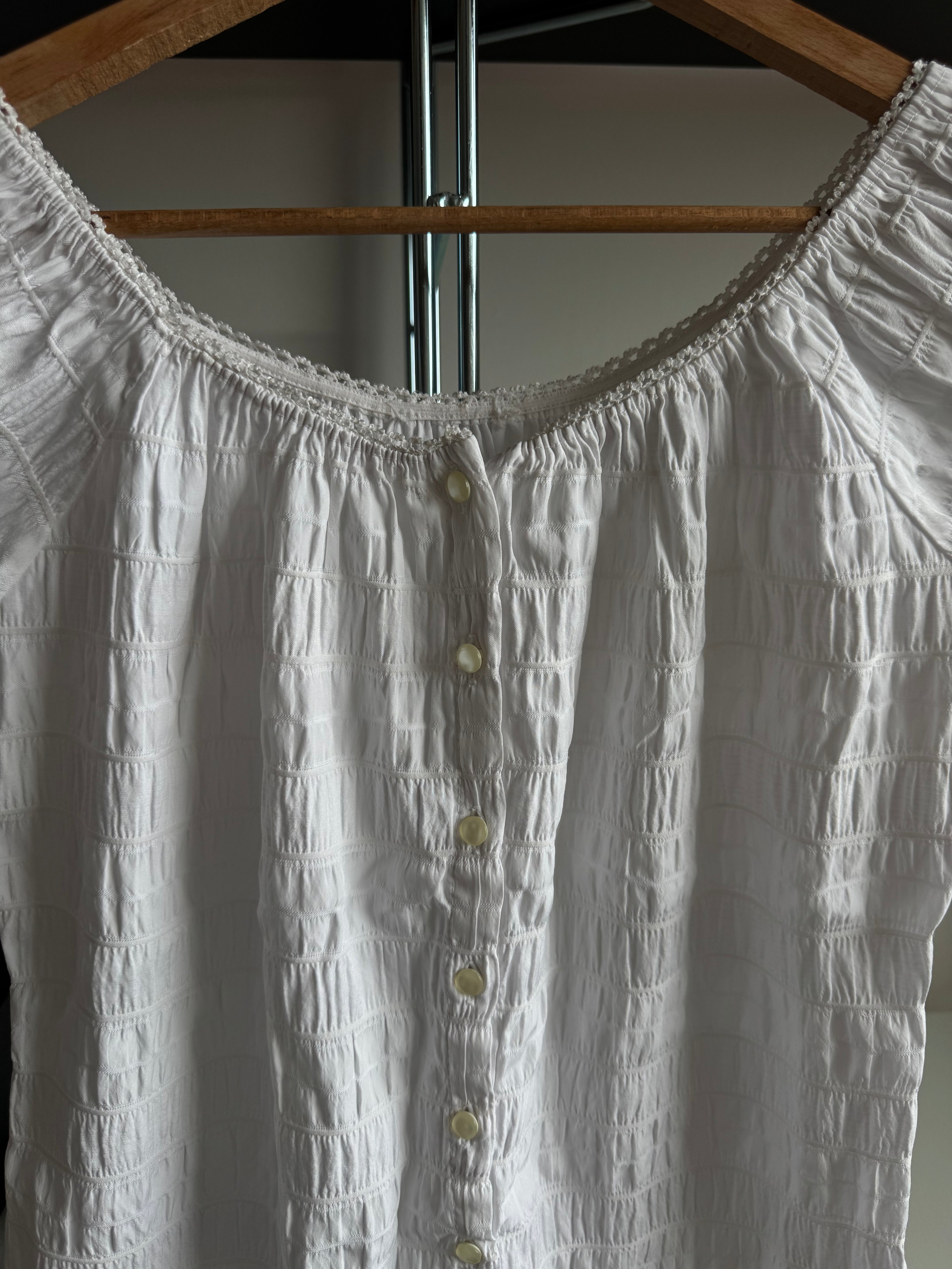 Büzgü Detaylı Kolsuz Gömlek