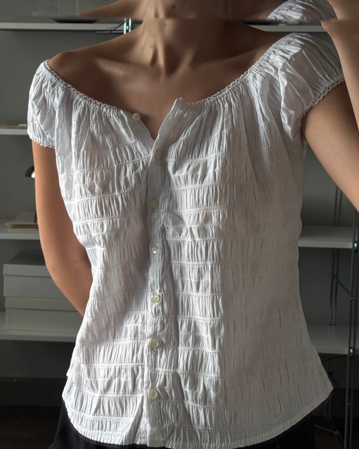 Büzgü Detaylı Kolsuz Gömlek