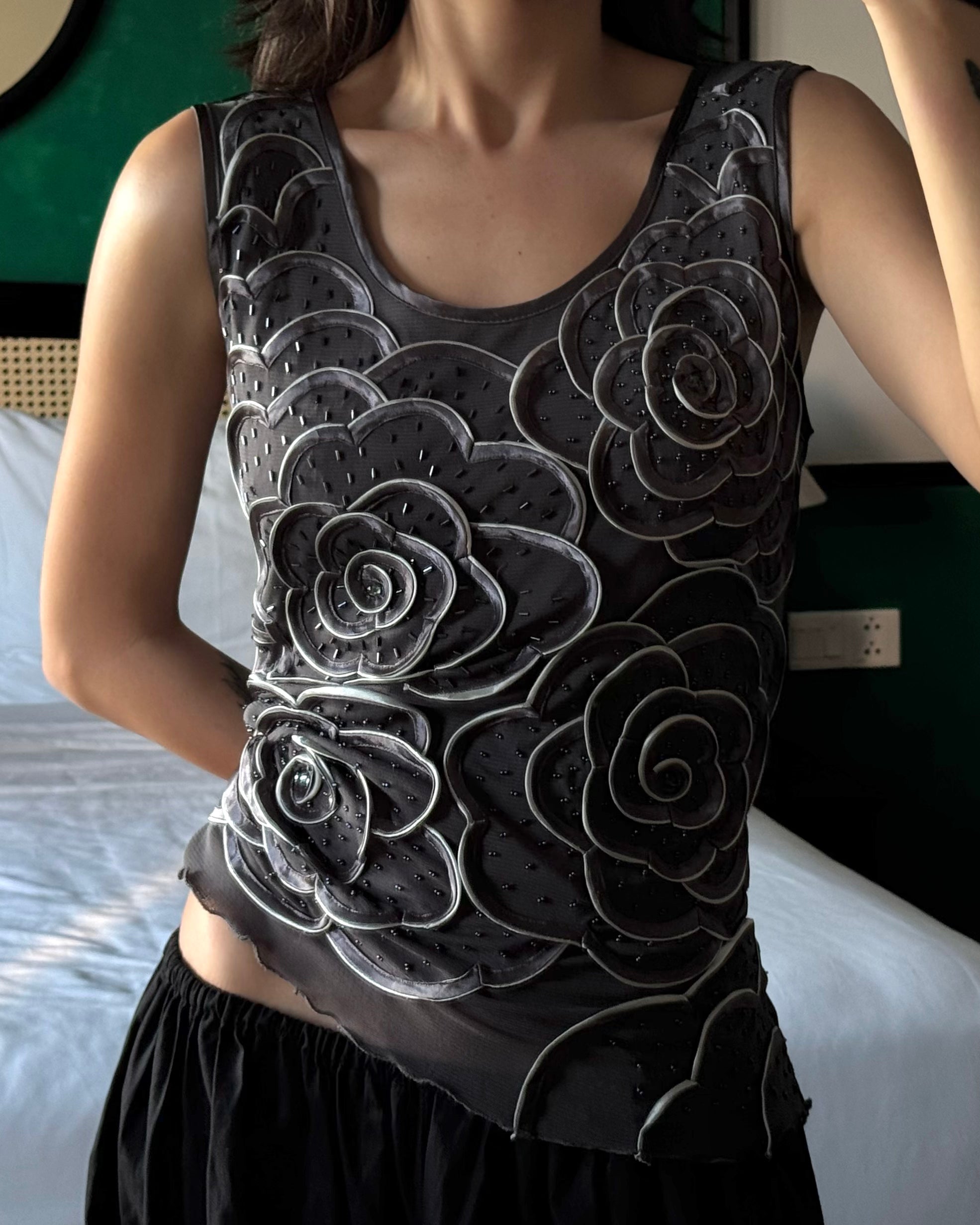 Çiçek İşlemeli Gri Bluz