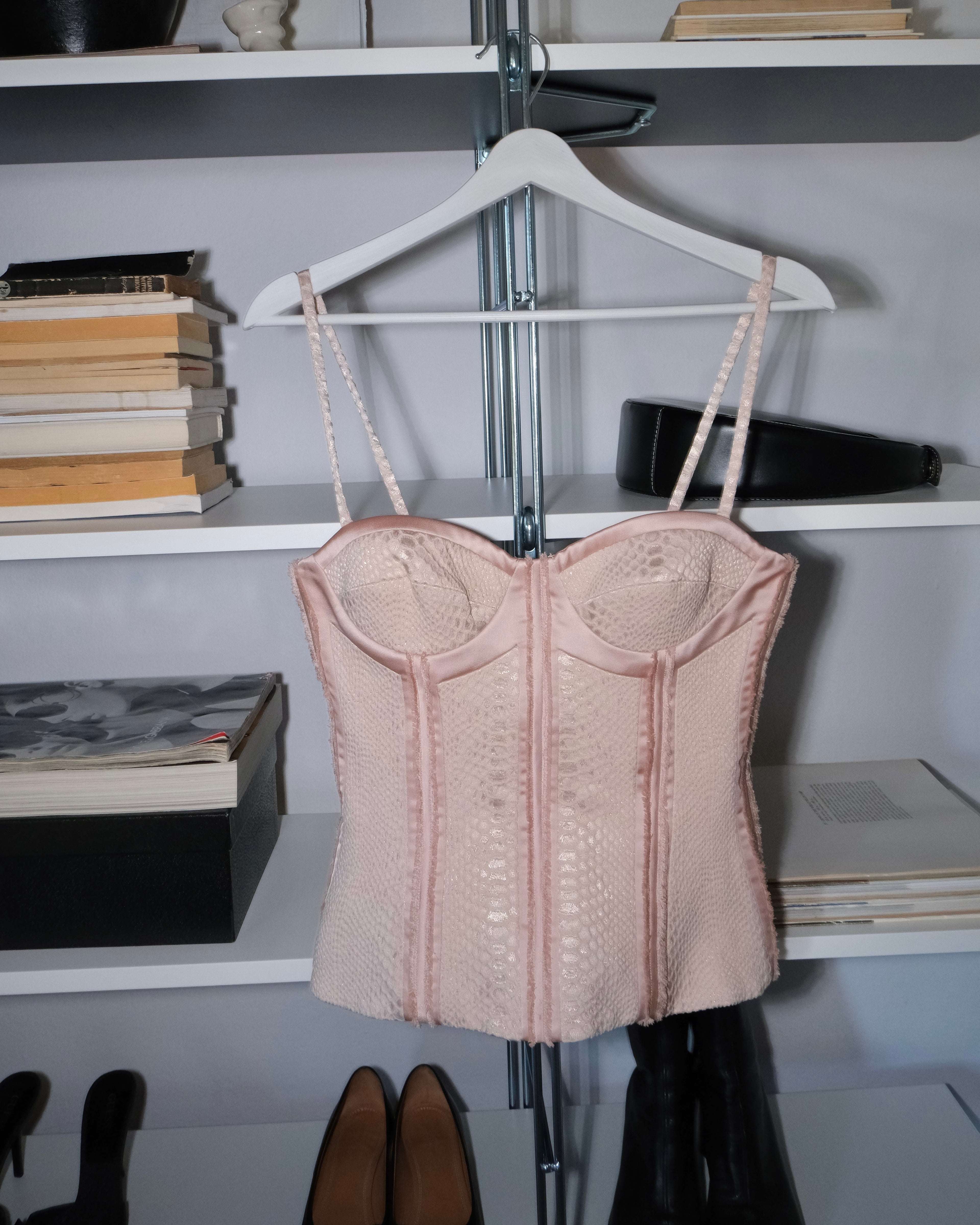 Pembe Büstiyer